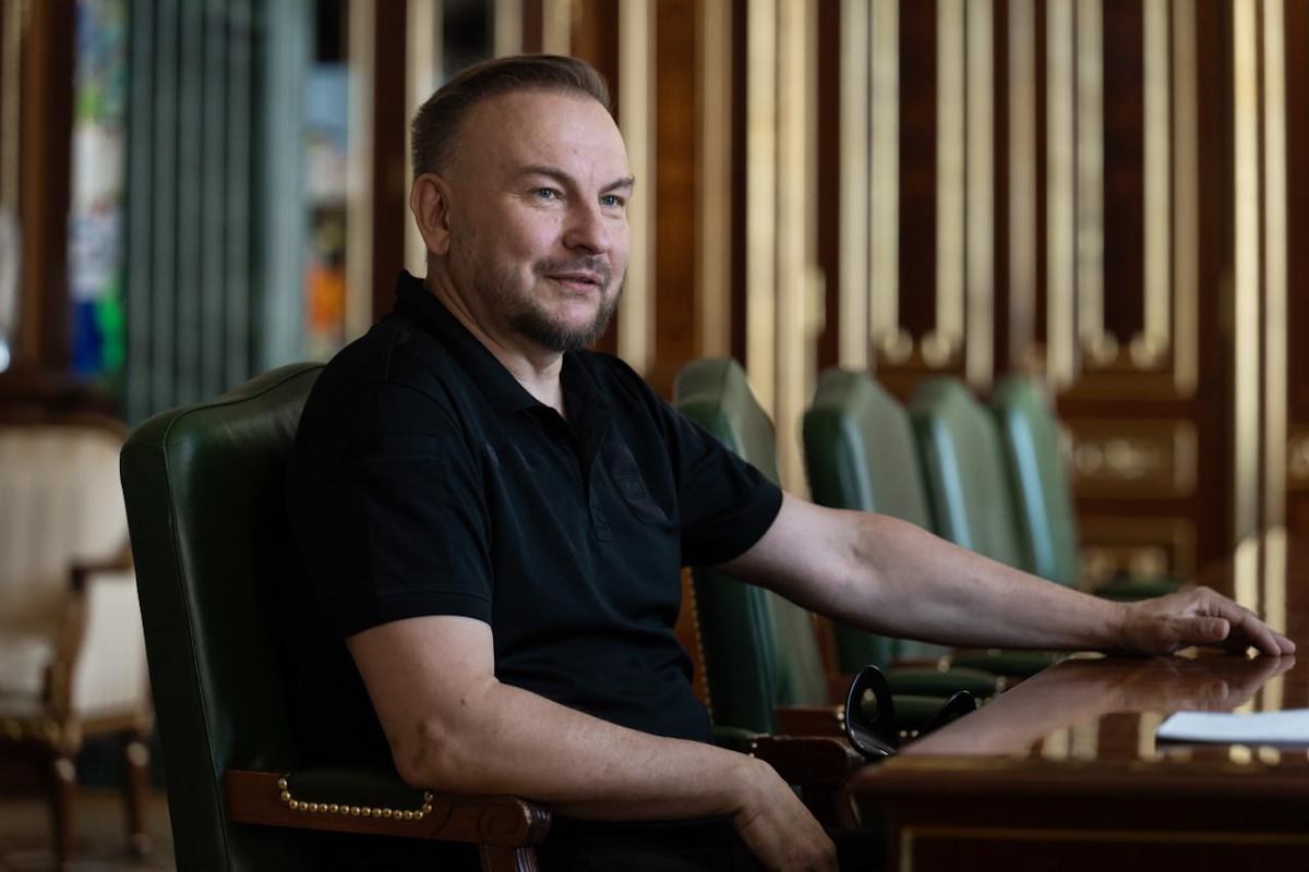Сергій Бескрестнов під час офіційної зустрічі в робочому середовищі