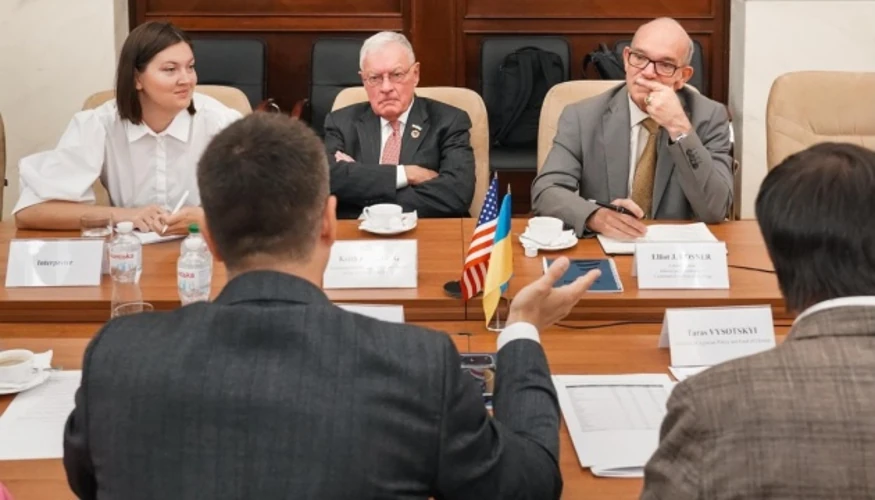 Кіт Келлог під час відвідування Одеського морського порту; фото Міністерства з відновлення, інфраструктури та транспорту