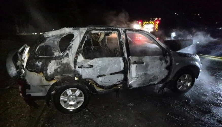 Цивільний автомобіль у Сумах з ознаками загоряння після влучання російського безпілотника.