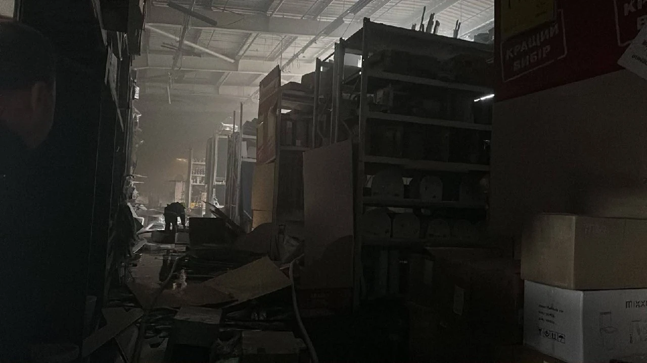 Наслідки пожеж на вантажному кораблі та складських приміщеннях в Одеській області після російських ударів