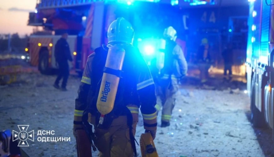 В Одесі під завалами багатоповерхівки рятувальники виявили тіло людини