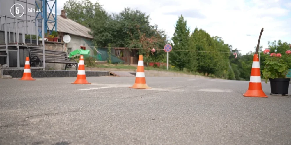 Знесена металева огорожа на в'їзді до парку Феофанія, пошкоджені дерева та нова огорожа приватних володінь у провулку