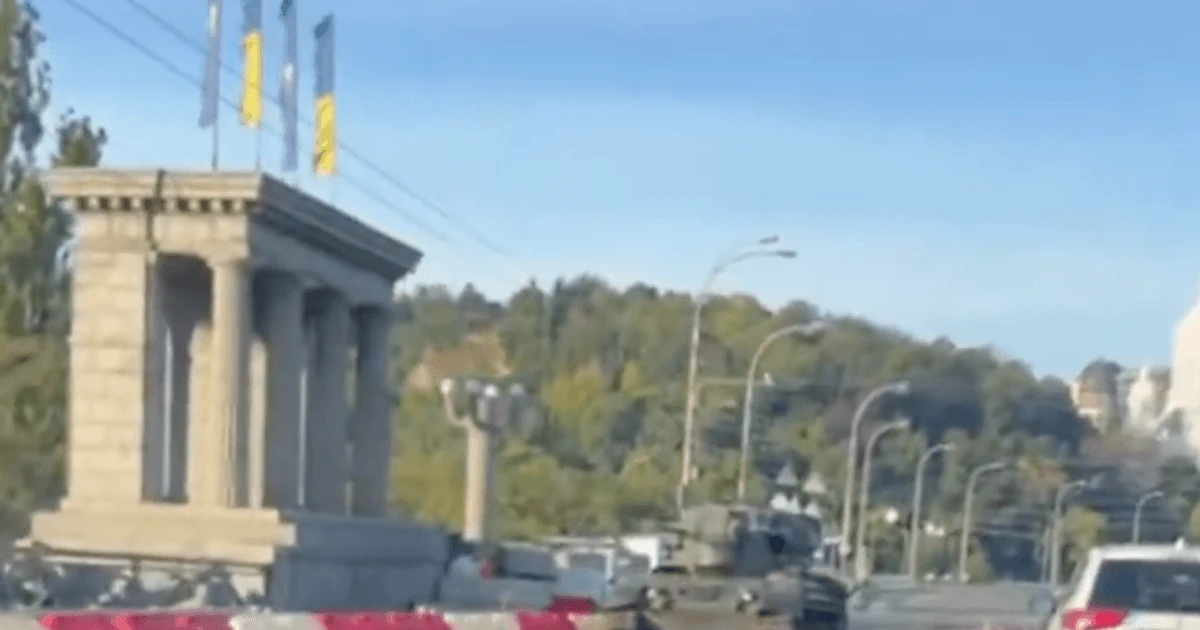 Скриншот із відео, на якому видно позиції української ППО на одному з київських мостів
