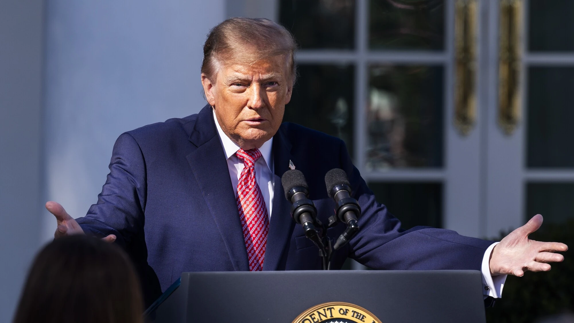 Президент США Дональд Трамп під час спілкування з журналістами біля Білого дому