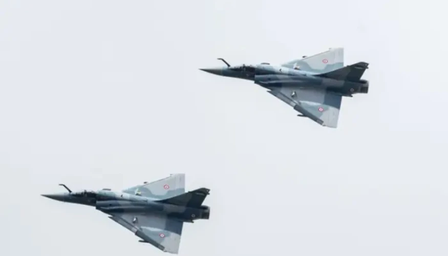 Двомісний французький винищувач Mirage 2000D на землі після аварії в лісовій місцевості